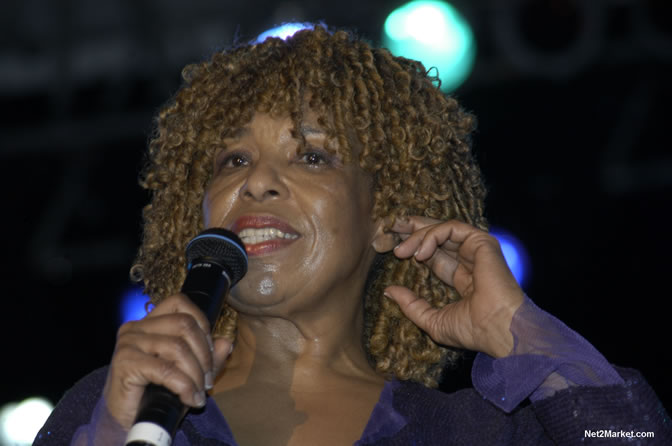 Roberta Flack - Air Jamaica Jazz & Blues 2005 - The Art Of Music - Cinnamon Hill Golf Course, Rose Hall, Montego Bay - Negril Travel Guide, Negril Jamaica WI - http://www.negriltravelguide.com - info@negriltravelguide.com...!