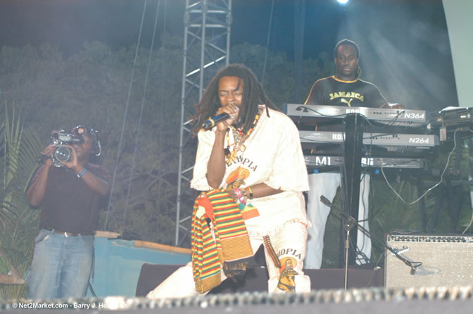 IWayne - Red Stripe Reggae Sumfest 2005 - Dancehall Night - July 21th, 2005 - Negril Travel Guide, Negril Jamaica WI - http://www.negriltravelguide.com - info@negriltravelguide.com...!