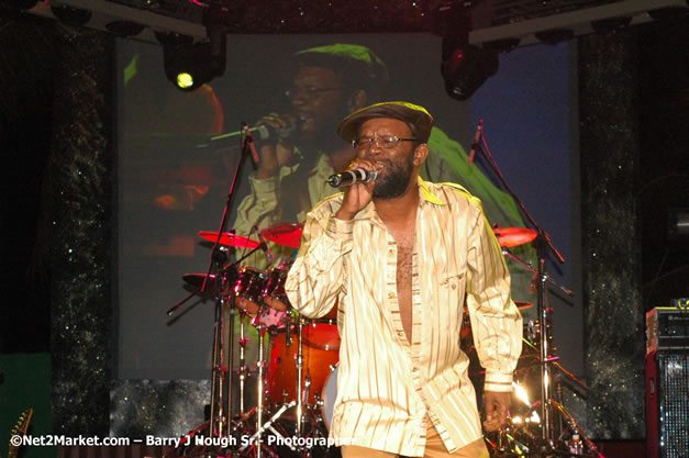 Beres Hammond - Red Stripe Reggae Sumfest 2007 - Zenith - Saturday, July 21, 2007 - Catherine Hall, Montego Bay, St James, Jamaica W.I. - Negril Travel Guide, Negril Jamaica WI - http://www.negriltravelguide.com - info@negriltravelguide.com...!