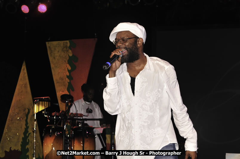 Beres Hammond @ Red Stripe Reggae Sumfest 2008 International Night 2, Catherine Hall, Montego Bay - Saturday, July 19, 2008 - Reggae Sumfest 2008 July 13 - July 19, 2008 - Photographs by Net2Market.com - Barry J. Hough Sr. Photojournalist/Photograper - Photographs taken with a Nikon D300 - Negril Travel Guide, Negril Jamaica WI - http://www.negriltravelguide.com - info@negriltravelguide.com...!