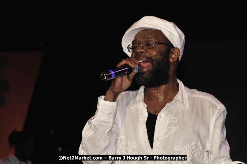 Beres Hammond @ Red Stripe Reggae Sumfest 2008 International Night 2, Catherine Hall, Montego Bay - Saturday, July 19, 2008 - Reggae Sumfest 2008 July 13 - July 19, 2008 - Photographs by Net2Market.com - Barry J. Hough Sr. Photojournalist/Photograper - Photographs taken with a Nikon D300 - Negril Travel Guide, Negril Jamaica WI - http://www.negriltravelguide.com - info@negriltravelguide.com...!