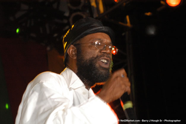 Beres Hammond - Red Stripe Reggae Sumfest 2006 - The Summit - Jamaica's Greatest, The World's Best - Saturday, July 22, 2006 - Montego Bay, Jamaica - Negril Travel Guide, Negril Jamaica WI - http://www.negriltravelguide.com - info@negriltravelguide.com...!