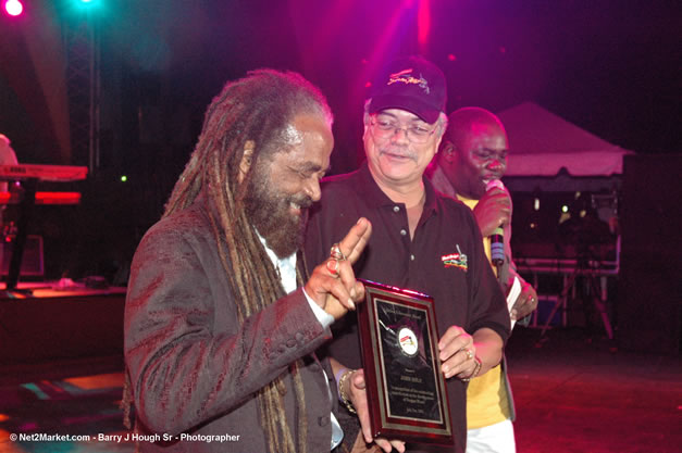 John Holt Recipient of Reggae Sumfest Lifetime Award - Ignition - The Internation Fire Blazes - Friday, July 21, 2006 - Montego Bay, Jamaica - Negril Travel Guide, Negril Jamaica WI - http://www.negriltravelguide.com - info@negriltravelguide.com...!