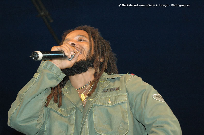 The Marley Brother's - Damian, Stephen, Julian, and Kimani - Smile Jamaica, Nine Miles, St Anns, Jamaica - Saturday, February 10, 2007 - The Smile Jamaica Concert, a symbolic homecoming in Bob Marley's birthplace of Nine Miles - Negril Travel Guide, Negril Jamaica WI - http://www.negriltravelguide.com - info@negriltravelguide.com...!