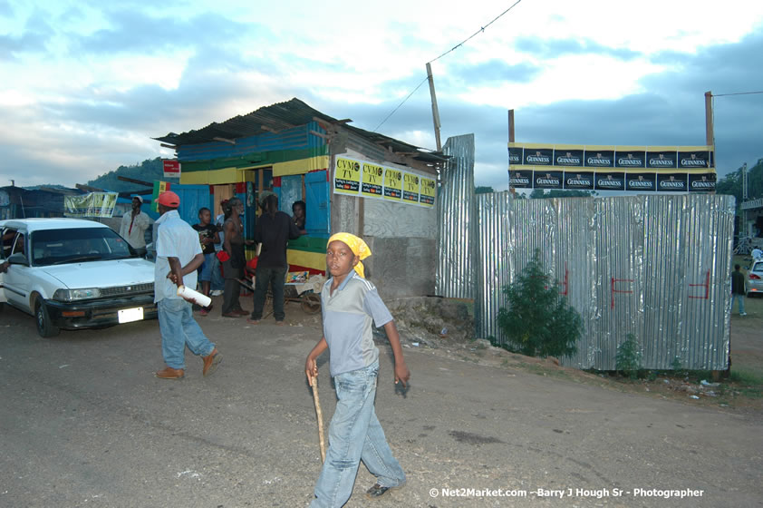 Venue and Audience - Smile Jamaica, Nine Miles, St Anns, Jamaica - Saturday, February 10, 2007 - The Smile Jamaica Concert, a symbolic homecoming in Bob Marley's birthplace of Nine Miles - Negril Travel Guide, Negril Jamaica WI - http://www.negriltravelguide.com - info@negriltravelguide.com...!