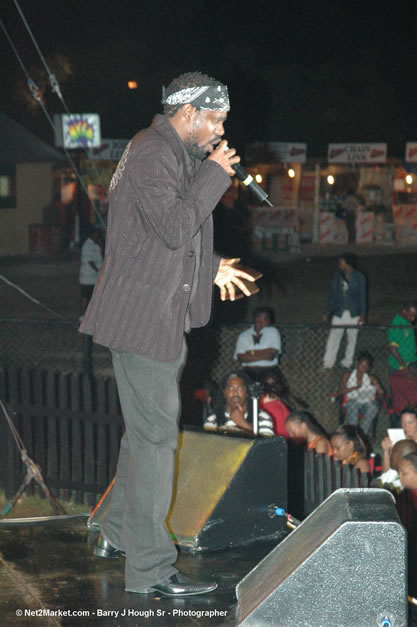 Buju Banton - Red Stripe Reggae Sumfest 2006 - The Summit - Jamaica's Greatest, The World's Best - Saturday, July 22, 2006 - Montego Bay, Jamaica - Negril Travel Guide, Negril Jamaica WI - http://www.negriltravelguide.com - info@negriltravelguide.com...!