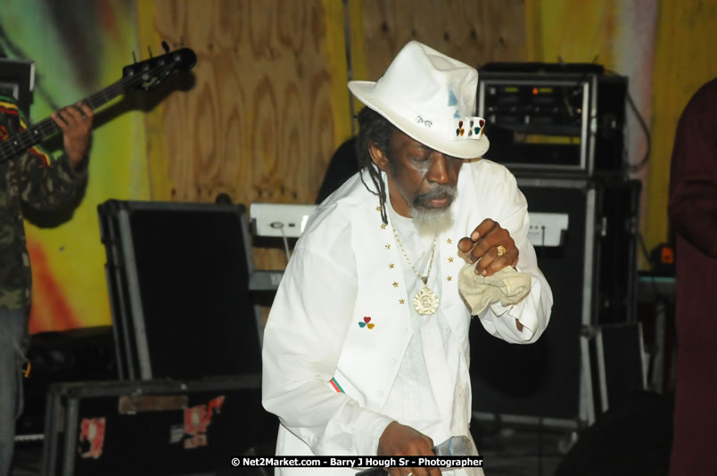 Bunny Wailer & King Yellowman at Bourbon Beach - Monday, February 25, 2008 - Bourbin Beach Restaurant, Bar, Oceanfront Accommodatioins, Live Reggae Music & Disco, Norman Manley Boulevard, Negril, Westmoreland, Jamaica W.I. - Photographs by Net2Market.com - Barry J. Hough Sr, Photographer - Negril Travel Guide, Negril Jamaica WI - http://www.negriltravelguide.com - info@negriltravelguide.com...!