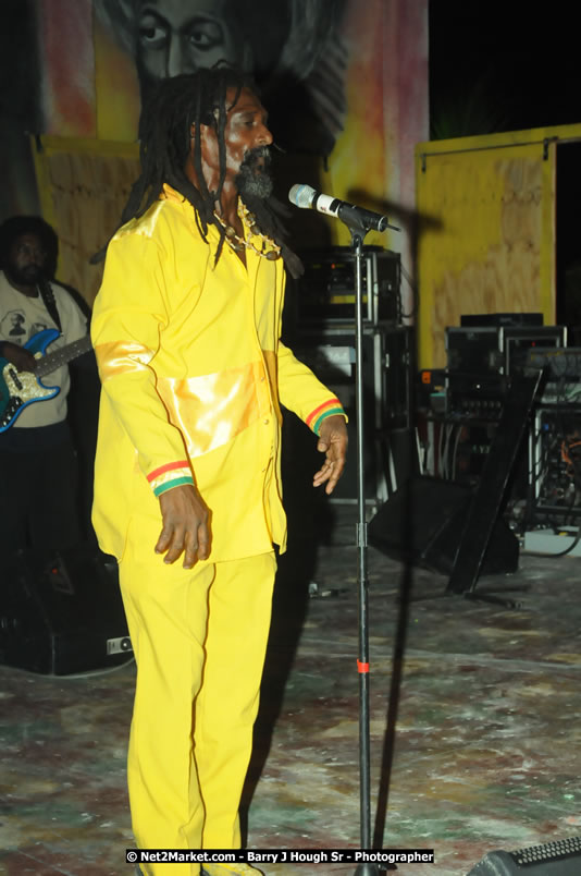 Bunny Wailer & King Yellowman at Bourbon Beach - Monday, February 25, 2008 - Bourbin Beach Restaurant, Bar, Oceanfront Accommodatioins, Live Reggae Music & Disco, Norman Manley Boulevard, Negril, Westmoreland, Jamaica W.I. - Photographs by Net2Market.com - Barry J. Hough Sr, Photographer - Negril Travel Guide, Negril Jamaica WI - http://www.negriltravelguide.com - info@negriltravelguide.com...!