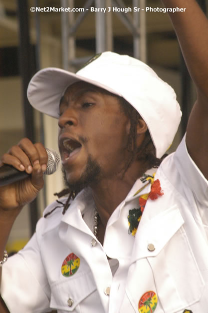 Jah Cure - Cure Fest 2007 - Longing For Concert at Trelawny Multi Purpose Stadium, Trelawny, Jamaica - Sunday, October 14, 2007 - Cure Fest 2007 October 12th-14th, 2007 Presented by Danger Promotions, Iyah Cure Promotions, and Brass Gate Promotions - Alison Young, Publicist - Photographs by Net2Market.com - Barry J. Hough Sr, Photographer - Negril Travel Guide, Negril Jamaica WI - http://www.negriltravelguide.com - info@negriltravelguide.com...!