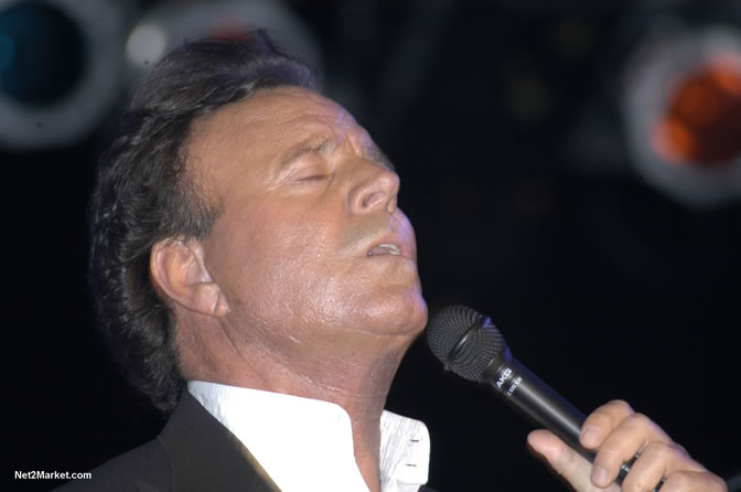 Julio Iglesias - Air Jamaica Jazz & Blues 2005 - The Art Of Music - Cinnamon Hill Golf Course, Rose Hall, Montego Bay - Negril Travel Guide, Negril Jamaica WI - http://www.negriltravelguide.com - info@negriltravelguide.com...!