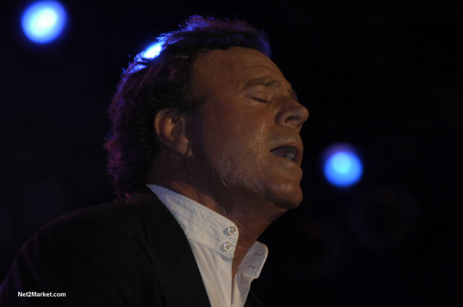 Julio Iglesias - Air Jamaica Jazz & Blues 2005 - The Art Of Music - Cinnamon Hill Golf Course, Rose Hall, Montego Bay - Negril Travel Guide, Negril Jamaica WI - http://www.negriltravelguide.com - info@negriltravelguide.com...!