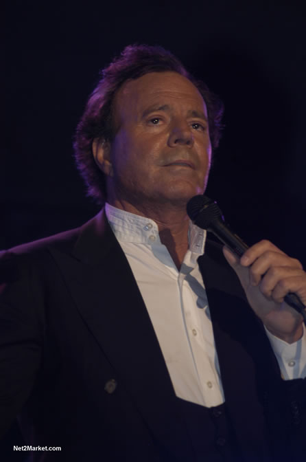 Julio Iglesias - Air Jamaica Jazz & Blues 2005 - The Art Of Music - Cinnamon Hill Golf Course, Rose Hall, Montego Bay - Negril Travel Guide, Negril Jamaica WI - http://www.negriltravelguide.com - info@negriltravelguide.com...!