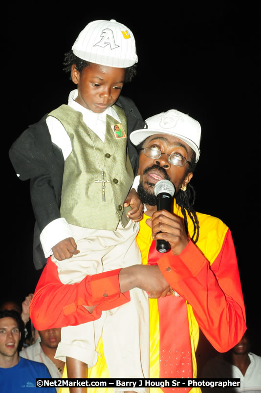 Beenie Man - Live in Concert, plus Hiyah Grade Band @ The Sunset Show @ Negril Escape Resort and Spa, Tuesday, February 3, 2009 - Live Reggae Music at Negril Escape - Tuesday Nights 6:00PM to 10:00 PM - One Love Drive, West End, Negril, Westmoreland, Jamaica W.I. - Photographs by Net2Market.com - Barry J. Hough Sr, Photographer/Photojournalist - The Negril Travel Guide - Negril's and Jamaica's Number One Concert Photography Web Site with over 40,000 Jamaican Concert photographs Published -  Negril Travel Guide, Negril Jamaica WI - http://www.negriltravelguide.com - info@negriltravelguide.com...!