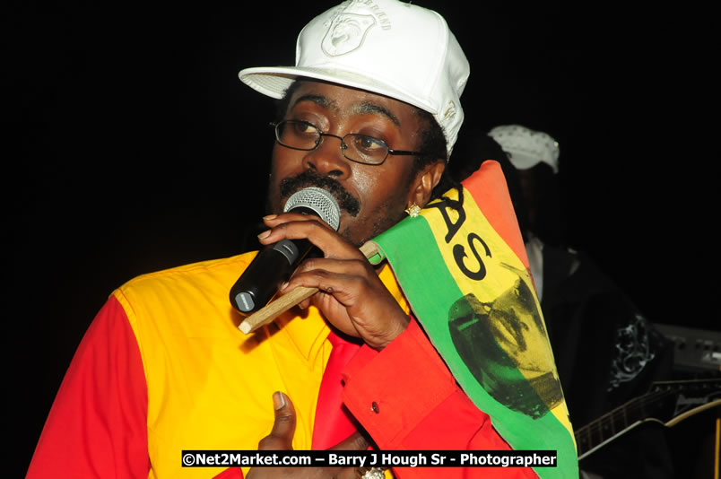 Beenie Man - Live in Concert, plus Hiyah Grade Band @ The Sunset Show @ Negril Escape Resort and Spa, Tuesday, February 3, 2009 - Live Reggae Music at Negril Escape - Tuesday Nights 6:00PM to 10:00 PM - One Love Drive, West End, Negril, Westmoreland, Jamaica W.I. - Photographs by Net2Market.com - Barry J. Hough Sr, Photographer/Photojournalist - The Negril Travel Guide - Negril's and Jamaica's Number One Concert Photography Web Site with over 40,000 Jamaican Concert photographs Published -  Negril Travel Guide, Negril Jamaica WI - http://www.negriltravelguide.com - info@negriltravelguide.com...!