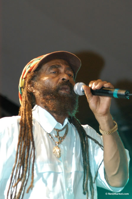 John Holt - Red Stripe Reggae Sumfest 2005 - Rockers Night - July 20th, 2005 - Negril Travel Guide, Negril Jamaica WI - http://www.negriltravelguide.com - info@negriltravelguide.com...!