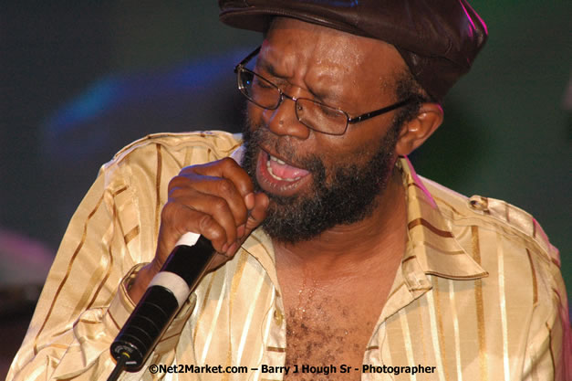 Beres Hammond - Red Stripe Reggae Sumfest 2007 - Zenith - Saturday, July 21, 2007 - Catherine Hall, Montego Bay, St James, Jamaica W.I. - Negril Travel Guide, Negril Jamaica WI - http://www.negriltravelguide.com - info@negriltravelguide.com...!