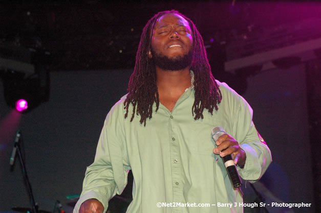 Dwayne Stephenson - Red Stripe Reggae Sumfest 2007 - Zenith - Saturday, July 21, 2007 - Catherine Hall, Montego Bay, St James, Jamaica W.I. - Negril Travel Guide, Negril Jamaica WI - http://www.negriltravelguide.com - info@negriltravelguide.com...!