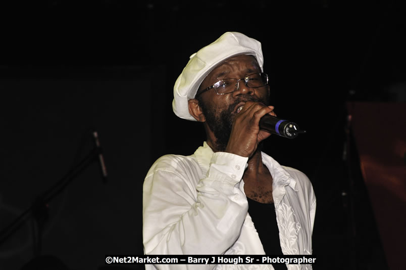 Beres Hammond @ Red Stripe Reggae Sumfest 2008 International Night 2, Catherine Hall, Montego Bay - Saturday, July 19, 2008 - Reggae Sumfest 2008 July 13 - July 19, 2008 - Photographs by Net2Market.com - Barry J. Hough Sr. Photojournalist/Photograper - Photographs taken with a Nikon D300 - Negril Travel Guide, Negril Jamaica WI - http://www.negriltravelguide.com - info@negriltravelguide.com...!