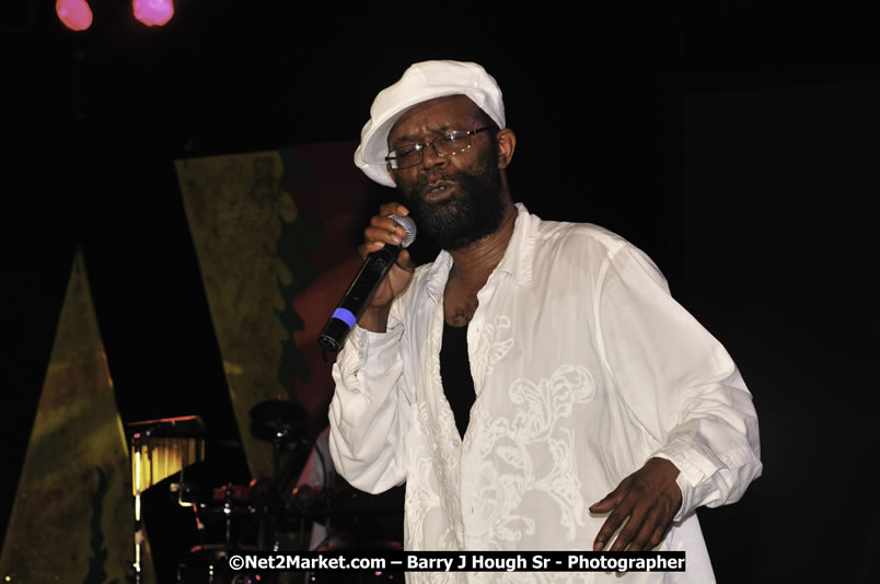 Beres Hammond @ Red Stripe Reggae Sumfest 2008 International Night 2, Catherine Hall, Montego Bay - Saturday, July 19, 2008 - Reggae Sumfest 2008 July 13 - July 19, 2008 - Photographs by Net2Market.com - Barry J. Hough Sr. Photojournalist/Photograper - Photographs taken with a Nikon D300 - Negril Travel Guide, Negril Jamaica WI - http://www.negriltravelguide.com - info@negriltravelguide.com...!