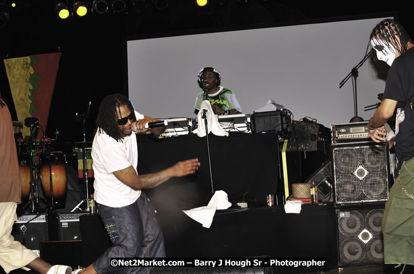 T - Pain @ Red Stripe Reggae Sumfest 2008 International Night 2, Catherine Hall, Montego Bay - Saturday, July 19, 2008 - Reggae Sumfest 2008 July 13 - July 19, 2008 - Photographs by Net2Market.com - Barry J. Hough Sr. Photojournalist/Photograper - Photographs taken with a Nikon D300 - Negril Travel Guide, Negril Jamaica WI - http://www.negriltravelguide.com - info@negriltravelguide.com...!