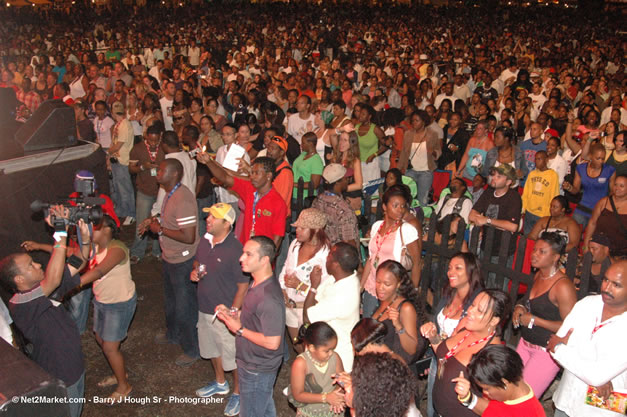 Venue - Audience at Red Stripe Reggae Sumfest 2006 - The Summit - Jamaica's Greatest, The World's Best - Saturday, July 22, 2006 - Montego Bay, Jamaica - Negril Travel Guide, Negril Jamaica WI - http://www.negriltravelguide.com - info@negriltravelguide.com...!