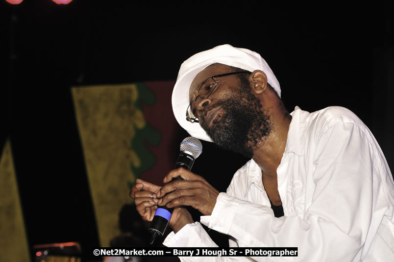 Beres Hammond @ Reggae Sumfest 2008 International Night 2, Catherine Hall, Montego Bay - Saturday, July 19, 2008 - Reggae Sumfest 2008 July 13 - July 19, 2008 - Photographs by Net2Market.com - Barry J. Hough Sr. Photojournalist/Photograper - Photographs taken with a Nikon D300 - Negril Travel Guide, Negril Jamaica WI - http://www.negriltravelguide.com - info@negriltravelguide.com...!