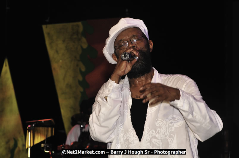 Beres Hammond @ Reggae Sumfest 2008 International Night 2, Catherine Hall, Montego Bay - Saturday, July 19, 2008 - Reggae Sumfest 2008 July 13 - July 19, 2008 - Photographs by Net2Market.com - Barry J. Hough Sr. Photojournalist/Photograper - Photographs taken with a Nikon D300 - Negril Travel Guide, Negril Jamaica WI - http://www.negriltravelguide.com - info@negriltravelguide.com...!