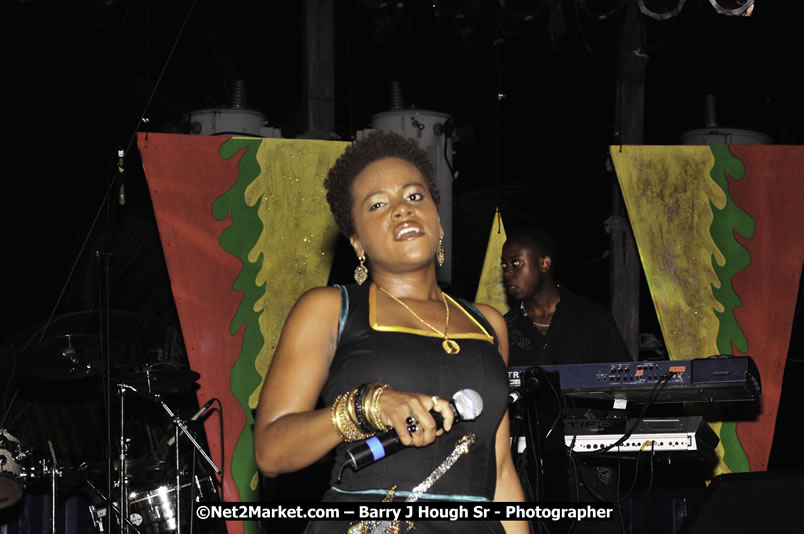 Etana @ Reggae Sumfest 2008 International Night 2, Catherine Hall, Montego Bay - Saturday, July 19, 2008 - Reggae Sumfest 2008 July 13 - July 19, 2008 - Photographs by Net2Market.com - Barry J. Hough Sr. Photojournalist/Photograper - Photographs taken with a Nikon D300 - Negril Travel Guide, Negril Jamaica WI - http://www.negriltravelguide.com - info@negriltravelguide.com...!