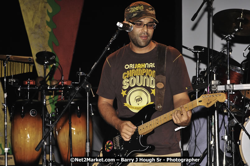 Rootz Underground @ Reggae Sumfest 2008 International Night 2, Catherine Hall, Montego Bay - Saturday, July 19, 2008 - Reggae Sumfest 2008 July 13 - July 19, 2008 - Photographs by Net2Market.com - Barry J. Hough Sr. Photojournalist/Photograper - Photographs taken with a Nikon D300 - Negril Travel Guide, Negril Jamaica WI - http://www.negriltravelguide.com - info@negriltravelguide.com...!