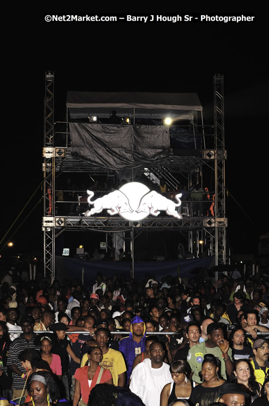 T - Pain @ Reggae Sumfest 2008 International Night 2, Catherine Hall, Montego Bay - Saturday, July 19, 2008 - Reggae Sumfest 2008 July 13 - July 19, 2008 - Photographs by Net2Market.com - Barry J. Hough Sr. Photojournalist/Photograper - Photographs taken with a Nikon D300 - Negril Travel Guide, Negril Jamaica WI - http://www.negriltravelguide.com - info@negriltravelguide.com...!