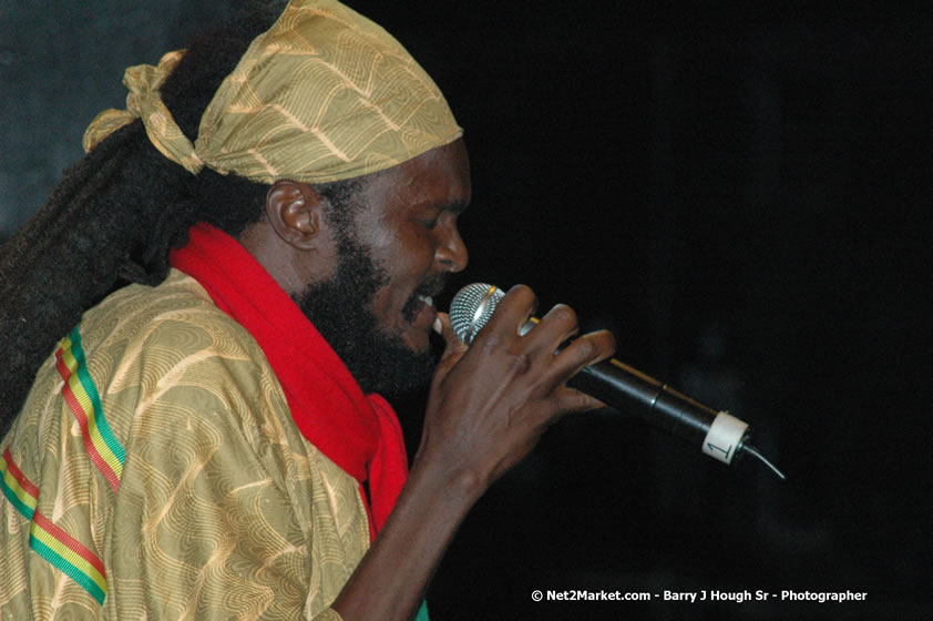 History Man - Smile Jamaica, Nine Miles, St Anns, Jamaica - Saturday, February 10, 2007 - The Smile Jamaica Concert, a symbolic homecoming in Bob Marley's birthplace of Nine Miles - Negril Travel Guide, Negril Jamaica WI - http://www.negriltravelguide.com - info@negriltravelguide.com...!