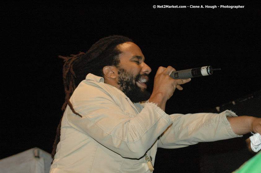 The Marley Brother's - Damian, Stephen, Julian, and Kimani - Smile Jamaica, Nine Miles, St Anns, Jamaica - Saturday, February 10, 2007 - The Smile Jamaica Concert, a symbolic homecoming in Bob Marley's birthplace of Nine Miles - Negril Travel Guide, Negril Jamaica WI - http://www.negriltravelguide.com - info@negriltravelguide.com...!