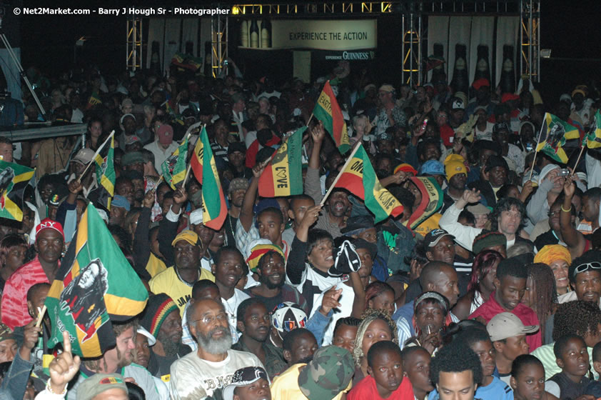 Venue and Audience - Smile Jamaica, Nine Miles, St Anns, Jamaica - Saturday, February 10, 2007 - The Smile Jamaica Concert, a symbolic homecoming in Bob Marley's birthplace of Nine Miles - Negril Travel Guide, Negril Jamaica WI - http://www.negriltravelguide.com - info@negriltravelguide.com...!