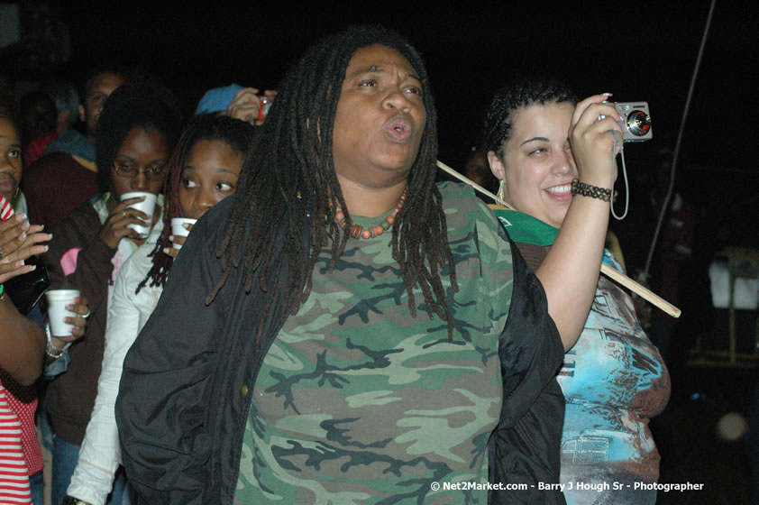 Venue and Audience - Smile Jamaica, Nine Miles, St Anns, Jamaica - Saturday, February 10, 2007 - The Smile Jamaica Concert, a symbolic homecoming in Bob Marley's birthplace of Nine Miles - Negril Travel Guide, Negril Jamaica WI - http://www.negriltravelguide.com - info@negriltravelguide.com...!