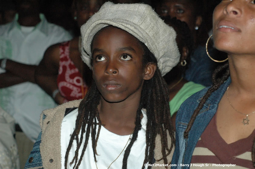 Venue and Audience - Smile Jamaica, Nine Miles, St Anns, Jamaica - Saturday, February 10, 2007 - The Smile Jamaica Concert, a symbolic homecoming in Bob Marley's birthplace of Nine Miles - Negril Travel Guide, Negril Jamaica WI - http://www.negriltravelguide.com - info@negriltravelguide.com...!