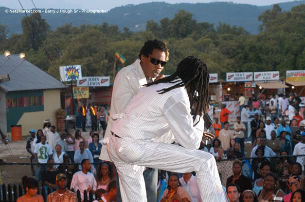 Buju Banton - Red Stripe Reggae Sumfest 2006 - The Summit - Jamaica's Greatest, The World's Best - Saturday, July 22, 2006 - Montego Bay, Jamaica - Negril Travel Guide, Negril Jamaica WI - http://www.negriltravelguide.com - info@negriltravelguide.com...!