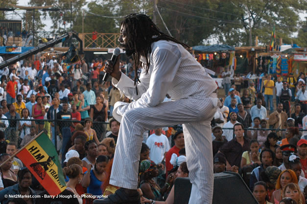 Buju Banton - Red Stripe Reggae Sumfest 2006 - The Summit - Jamaica's Greatest, The World's Best - Saturday, July 22, 2006 - Montego Bay, Jamaica - Negril Travel Guide, Negril Jamaica WI - http://www.negriltravelguide.com - info@negriltravelguide.com...!