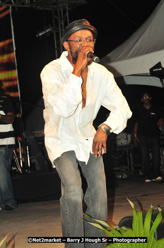 Beres Hammond @ Unite The People An International Reggae Fest, Featuring: Beres Hammond, Coco T, Queen Ifrica, Khalil, Cameal Davis, Iley Dread, Rochelle, Geoffrey Star, Ras Penco, Kool DeLoy, Otis Gayle, J.McKay, Tiney Winey, Venue at Norman Manley Boulevard, Negril, Westmoreland, Jamaica - Saturday, April 4, 2009 - Photographs by Net2Market.com - Barry J. Hough Sr, Photographer/Photojournalist - Negril Travel Guide, Negril Jamaica WI - http://www.negriltravelguide.com - info@negriltravelguide.com...!